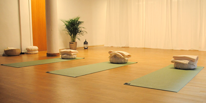 Yoga course - Flensburg - https://scontent.xx.fbcdn.net/hphotos-xpa1/t31.0-8/s720x720/12615301_634717910000413_1806025676515338508_o.png - MiaYoga