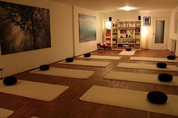 Yoga: https://scontent.xx.fbcdn.net/hphotos-xlp1/t31.0-8/s720x720/10887151_1541881016055456_723365590056520709_o.jpg - Yoga-Mitte-Ingolstadt