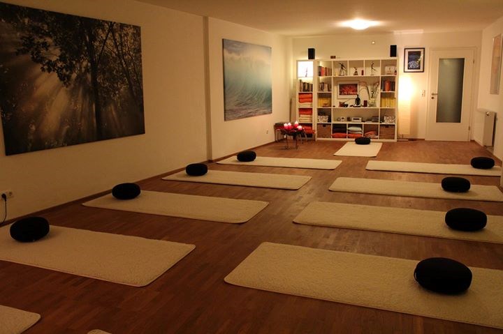 Yoga: https://scontent.xx.fbcdn.net/hphotos-xlp1/t31.0-8/s720x720/10887151_1541881016055456_723365590056520709_o.jpg - Yoga-Mitte-Ingolstadt
