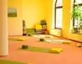 Yoga: Und ist durch 8 große Fenster sehr licht- und luft-durchflutet. - Hatha-Yoga Kurs