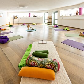 Yoga: Das komplett und modern ausgestattete Yogastudio liegt zentral in der Nähe der S-Bahn. Es bietet ausreichend Platz für Gruppen mit max. 10 Teilnehmern und verfügt über hochwertige Luftreinigungs-Anlagen - Yoga für Frauen