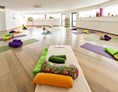 Yoga: Das komplett und modern ausgestattete Yogastudio liegt zentral in der Nähe der S-Bahn. Es bietet ausreichend Platz für Gruppen mit max. 10 Teilnehmern und verfügt über hochwertige Luftreinigungs-Anlagen - Yoga für Frauen