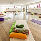 Yogakurs - Das komplett und modern ausgestattete Yogastudio liegt zentral in der Nähe der S-Bahn. Es bietet ausreichend Platz für Gruppen mit max. 10 Teilnehmern und verfügt über hochwertige Luftreinigungs-Anlagen - Yoga für Alle
