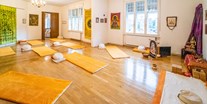 Yogakurs - vorhandenes Yogazubehör: Decken - Yoga-Kurse, Yoga-Ausbildung Klagenfurt,Räume der Yoga-Schule Kärnten - Hatha Yoga Kurse Klagenfurt live und online gestreamt