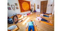 Yogakurs - vorhandenes Yogazubehör: Yogablöcke - online Yoga-Kurse aus der Yoga-Schule Kärnten, Klagenfurt - Hatha Yoga Kurse Klagenfurt live und online gestreamt