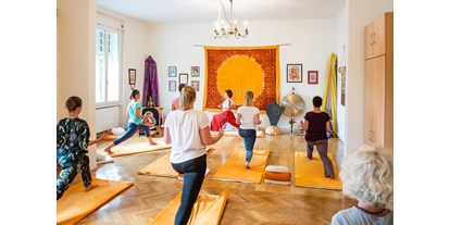 Yogakurs - vorhandenes Yogazubehör: Decken - Yoga-Kurse für Anfänger, Fortgeschrittene, Senioren in Klagenfurt, Kärnten - Hatha Yoga Kurse Klagenfurt live und online gestreamt