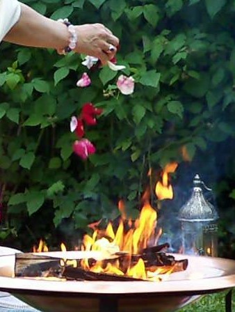 Yogaevent: Feuerzeremonie im MediYogaGarten(c) - Intuitives Räuchern mit Marion