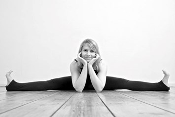 Yoga: https://scontent.xx.fbcdn.net/hphotos-xfa1/t31.0-0/p480x480/411210_385302191488406_2020655227_o.jpg - Sabine Ducos - YOGAPURNA