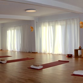 Yoga: ein Teil des Yogaraums - Dr.Brigitte Schwalbe Yogahaus Dreilinden Kleinmachnow liberayo