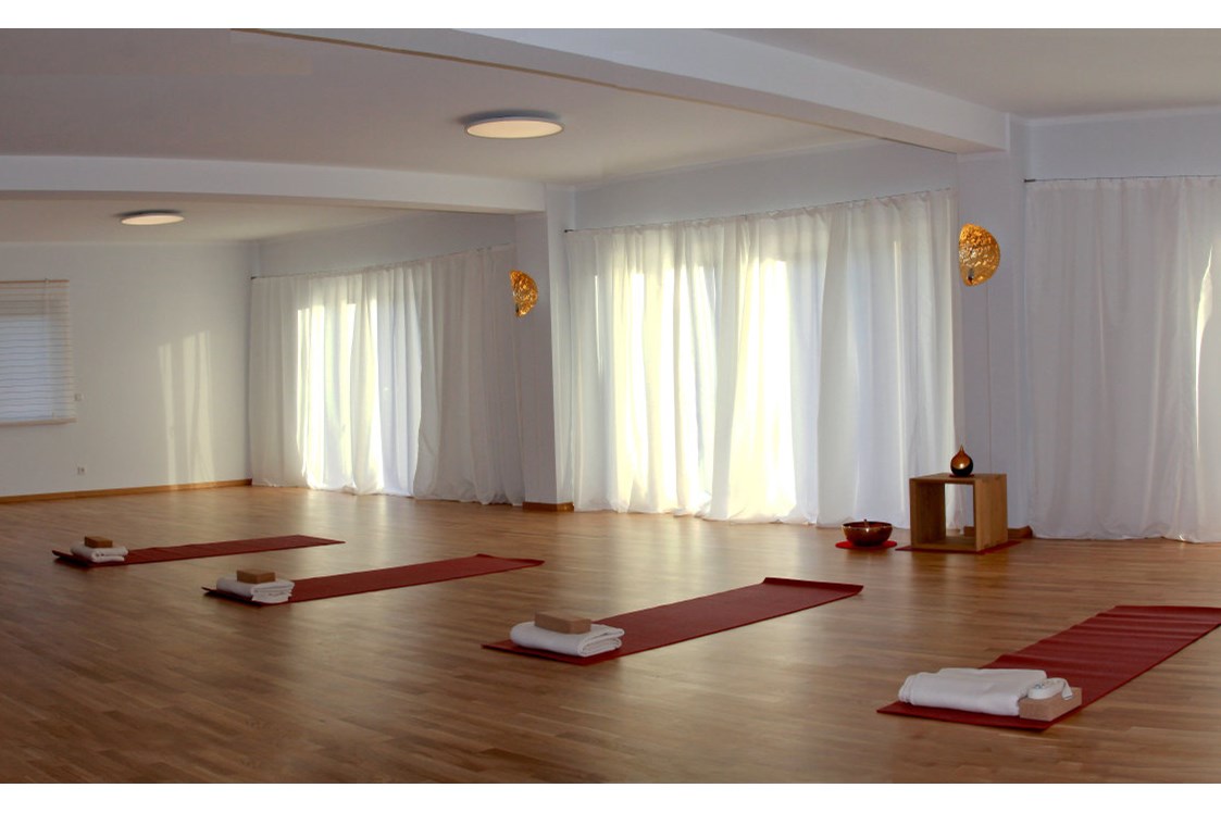Yoga: ein Teil des Yogaraums - Dr.Brigitte Schwalbe Yogahaus Dreilinden Kleinmachnow liberayo