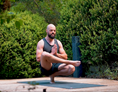 Yoga: Yogalehrer Marlon Jonat in der Zehenspitzenstellung - Marlon Jonat | Athletic Yoga in Salzkotten