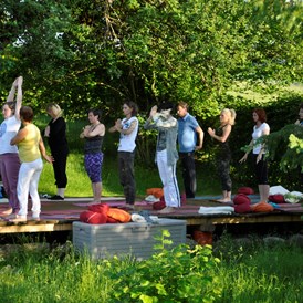 Yoga: Yoga im Garten mit Shankari - Yoga Vidya Oberreute