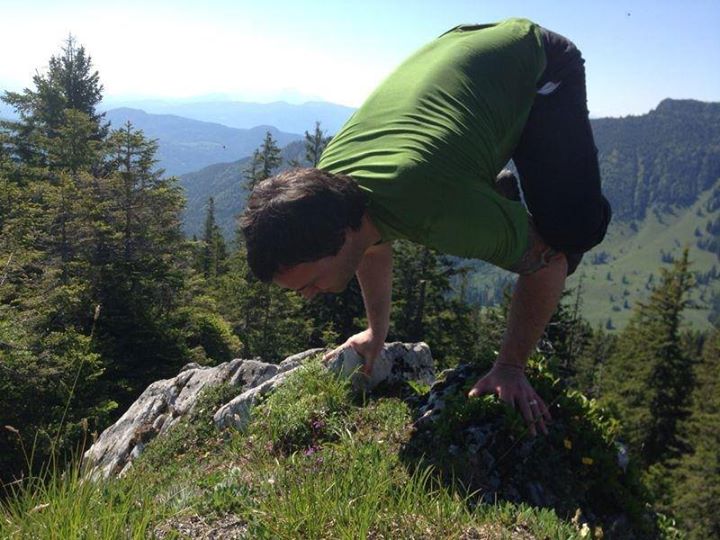 Yoga: https://scontent.xx.fbcdn.net/hphotos-xaf1/v/t1.0-0/p180x540/10435095_698499326883036_3032719129004278128_n.jpg?oh=8591e488cdec729c9845296e36ddcbe5&oe=5753ACEC - Karma Yoga & Boutique