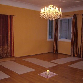 Yoga: https://scontent.xx.fbcdn.net/hphotos-xat1/t31.0-0/p180x540/12184236_910756275668263_5132936657682053631_o.jpg - Yoga Centrum Regensburg