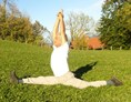 Yoga: https://scontent.xx.fbcdn.net/hphotos-ash2/t31.0-8/s720x720/10704360_485415064929854_1892592947006790525_o.jpg - Yoga Zentral