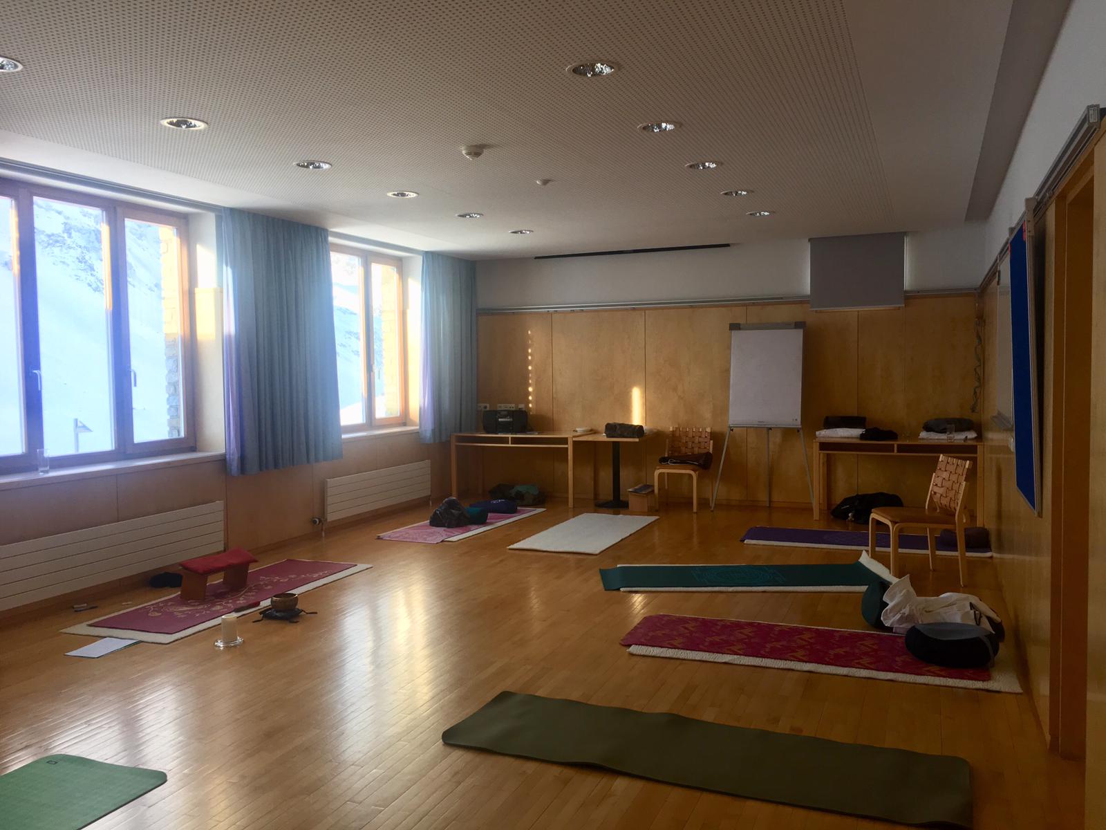 Clase de yoga - Seminarraum im Hotel Silvretta (Wochenendseminar Bielerhöhe) - Yoga erLeben  BYO/BDY/EYU