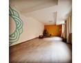 Yoga: Der Yogaraum bei uns bietet Platz für elf TeilnehmerInnen und ist schön hell.  - Yoga Basic, Yoga für Alle, Rückenyoga