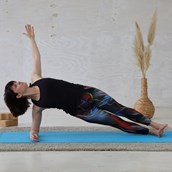 Yogakurs - Yoga-Seitstütz - YOGA bei HANSinForm - Nadine Hans