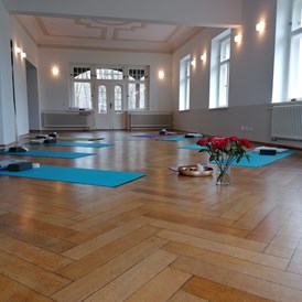 Yoga: Das Rittergut hat seinen eigenen Charme, der während der Yogapraxis noch mehr wirkt. - Yoga Zauber Leipzig