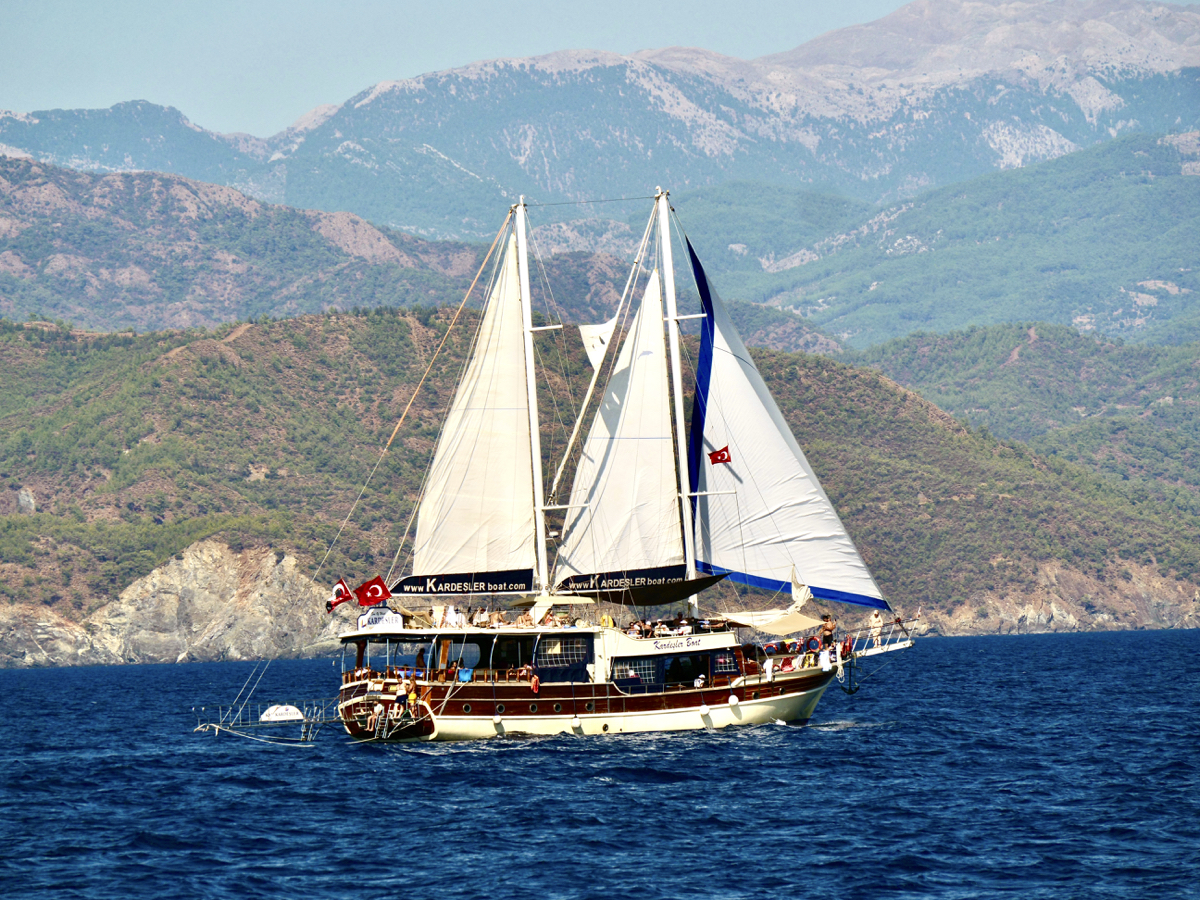 Yogaevent: Eine Gulet in voller Windfahrt - Schiff Yoga Urlaub Türkei 2022