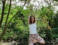 Yoga: Es werden Meditationstechniken, Pranayama-Atemtechniken, sanfte bis kraftvolle Bewegungen / Vinyasa-s, und Körperhaltungen / Asana-s erlernt und verinnerlicht. Lebensenergie wird in die gewünschten Bereiche geführt und vitalisiert somit Körper, Psyche und Geist, wie auch den Stoffwechsel und das Immunsystem. Mit Mantra tönen und wohltuenden Klangbalancen.
Event, 1 x im Monat: Meditation, Mantra Singen und Monochord Balancen
Infos und Anmeldung bei 
Monika Wedel: 
Telefon: 06183-9294734 
E-Mail: wedel.monika@gmx.net
Mehr auf: 
https://yoga-in-erlensee.jimdosite.com - Yoga für -Einsteiger, Geübte, Senioren -Mama mit Kind -Im Sitzen auf dem Stuhl/Rollstuhl -Augenyoga -Meditation-Mantra-Monochordklänge -Kahiryanur Stimmgabelbalancen -Handmudras -Balancetraining 