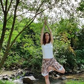 Yogakurs - Es werden Meditationstechniken, Pranayama-Atemtechniken, sanfte bis kraftvolle Bewegungen / Vinyasa-s, und Körperhaltungen / Asana-s erlernt und verinnerlicht. Lebensenergie wird in die gewünschten Bereiche geführt und vitalisiert somit Körper, Psyche und Geist, wie auch den Stoffwechsel und das Immunsystem. Mit Mantra tönen und wohltuenden Klangbalancen.
Event, 1 x im Monat: Meditation, Mantra Singen und Monochord Balancen
Infos und Anmeldung bei 
Monika Wedel: 
Telefon: 06183-9294734 
E-Mail: wedel.monika@gmx.net
Mehr auf: 
https://yoga-in-erlensee.jimdosite.com - Yoga für - Einsteiger, Geübte, Senioren - Mama, Papa mit Kind - Im Sitzen auf dem Stuhl oder Rollstuhl  - Meditation - Mantra - Monochord Klang Balancen - Kahiryanur Stimmgabel Balancen - Handmudras