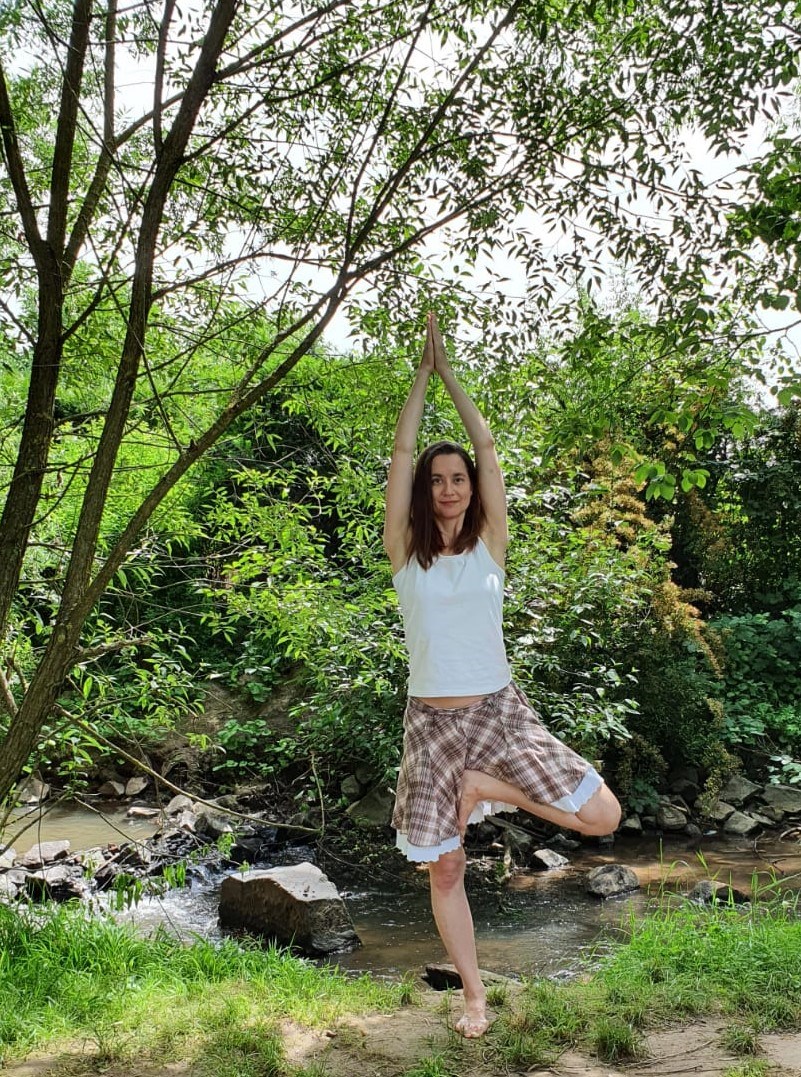 Yoga: Es werden Meditationstechniken, Pranayama-Atemtechniken, sanfte bis kraftvolle Bewegungen / Vinyasa-s, und Körperhaltungen / Asana-s erlernt und verinnerlicht. Lebensenergie wird in die gewünschten Bereiche geführt und vitalisiert somit Körper, Psyche und Geist, wie auch den Stoffwechsel und das Immunsystem. Mit Mantra tönen und wohltuenden Klangbalancen.
Event, 1 x im Monat: Meditation, Mantra Singen und Monochord Balancen
Infos und Anmeldung bei 
Monika Wedel: 
Telefon: 06183-9294734 
E-Mail: wedel.monika@gmx.net
Mehr auf: 
https://yoga-in-erlensee.jimdosite.com - - Yoga für Einsteiger, Geübte, Senioren   - Yoga im Sitzen auf dem Stuhl oder Rollstuhl  - Meditation  - Mantra  - Tönen   - Monochord Klang Balancen   - Kahiryanur Stimmgabel Balancen   - Handmudras